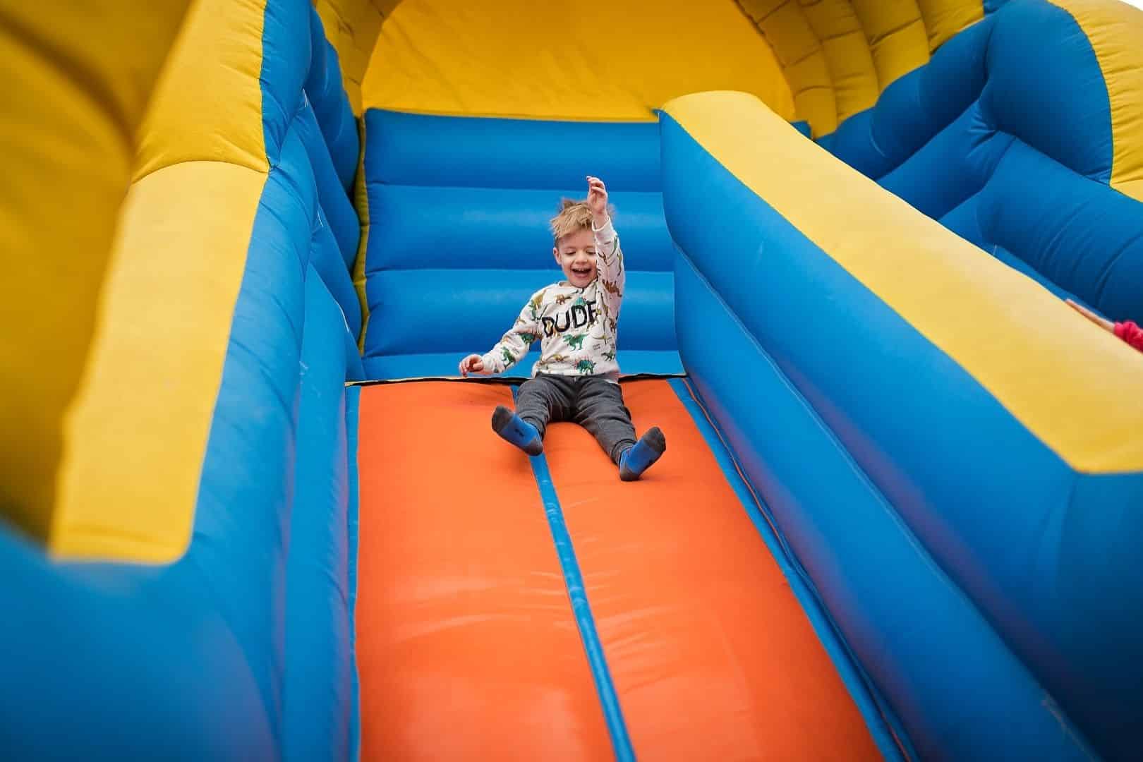 kind auf hüpfburg